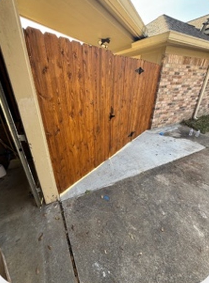Fence Staining & Refinishing